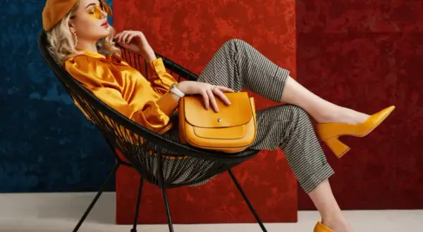 Jaka bluzka do żółtych spodni, aby wyglądać stylowo i elegancko?