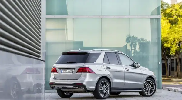 Myślę, że "Mercedes Klasy M (ML/GLE) poradnik kupującego. Który wybrać?" będzie idealnym tytułem.