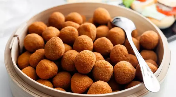 Un cesto di croccanti olive all'ascolana, un classico del cibo marchigiano, pronte per essere gustate.