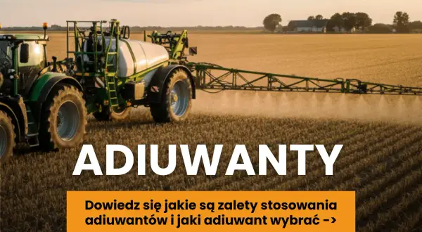 Traktor z opryskiwaczem na polu. Dowiedz się o zaletach stosowania adiuwantu doglebowego i wybierz najlepszy dla swoich upraw.