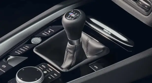 Detaljbild på en BMW automatlåda med växelspak och körlägesknappar.