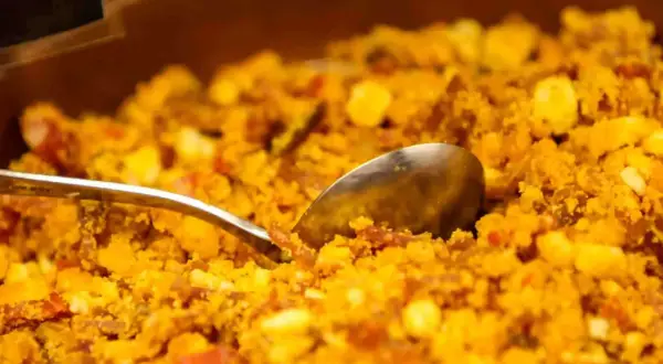 Migas aragonesas, un plato tradicional con trozos de pan, huevo y chorizo, listo para servir con una cuchara.