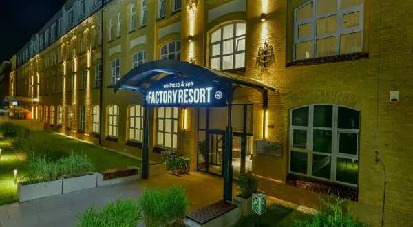 Factory Resort Wellness & Spa: nocne wejście do obiektu, iluminacja budynku, zielone tereny. Opinie o tym miejscu są zazwyczaj pozytywne.