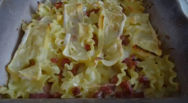 Un plat de pâtes gratinées au reblochon et lardons, prêt à être dégusté.