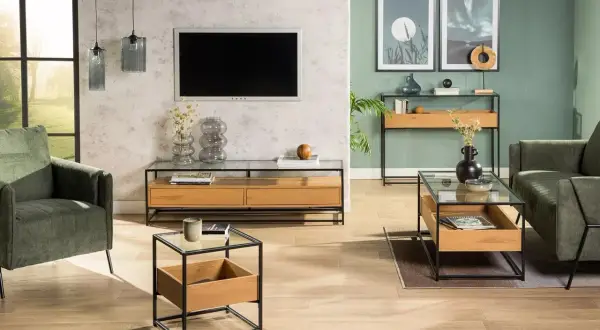 Nowoczesny salon z betonową ścianą i meblami, gdzie beton i drewno tworzą stylowe połączenie.