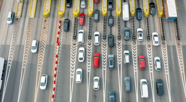 Korki na płatnych autostradach w Polsce. Samochody czekają na przejazd przez bramki poboru opłat.