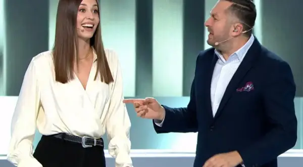 Kobieta i mężczyzna rozmawiają na scenie, mężczyzna wskazuje palcem.