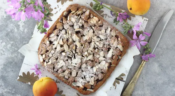 Sbriciolata marmellata Bimby senza burro, croccante e profumata, guarnita con mandorle e zucchero a velo. Perfetta per ogni occasione.