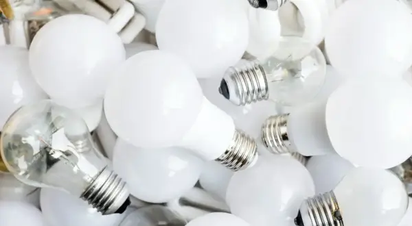 Różne rodzaje gwintów żarówek: tradycyjne żarówki z widocznym żarnikiem i nowoczesne, białe żarówki LED.