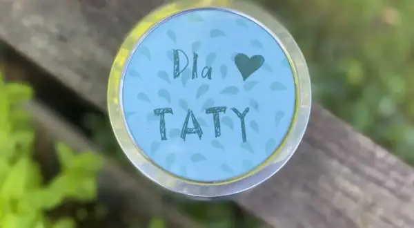 Uroczy prezent na Dzień Ojca od przedszkolaka. Okrągły, błękitny medalion z napisem "Dla Taty" i serduszkiem.