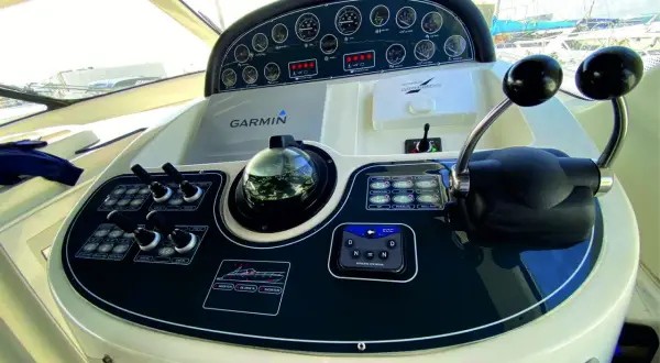 Cruscotto barca fai da te con bussola, comandi Garmin e Volvo Penta. Pronto per navigare!