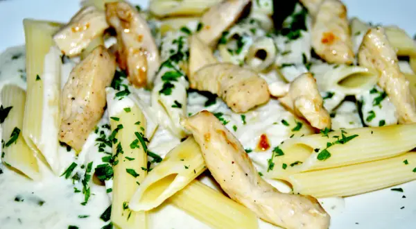 Penne z kurczakiem w kremowym sosie gorgonzola, posypane natką pietruszki. Pyszne danie, które zachwyci każdego smakosza.