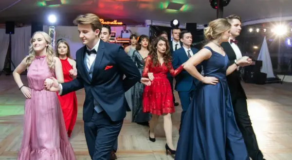 Co ubrać na półmetek? Odkryj eleganckie i wygodne stylizacje