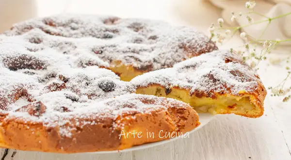 Frittata di mele in padella pronta in 5 minuti, soffice e cosparsa di zucchero a velo.