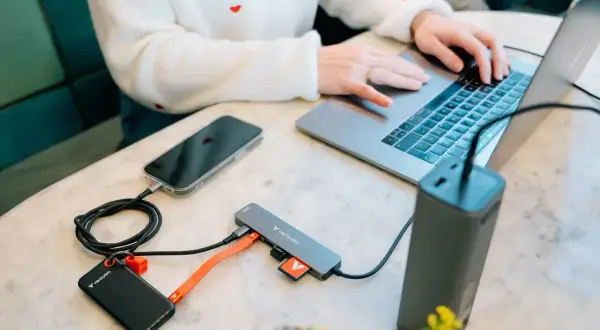 Hub Verbatim z portami USB 3.2 Gen. 1, podłączony do laptopa, telefonu i dysku zewnętrznego.