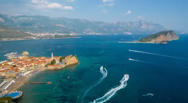 Widok na Stare Miasto w Budvie, plaże i turkusowe morze. W oddali wyspa Sveti Nikola. Budva atrakcje zachwycają!
