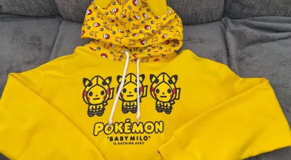 Żółta bluza z kapturem z motywem Pikachu i logiem Pokemon.