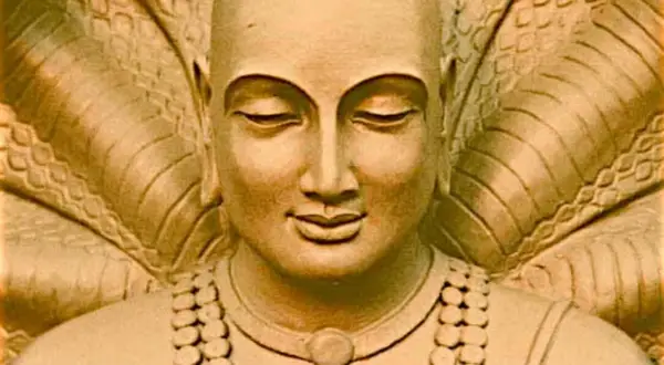 Escultura de Patanjali meditando, rodeado por una cobra. Inspiración para los yoga sutras.
