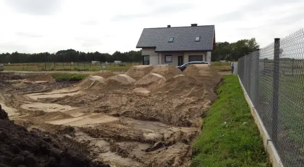 Jaka ziemia na podniesienie terenu? Wybierz najlepsze rozwiązanie dla stabilności