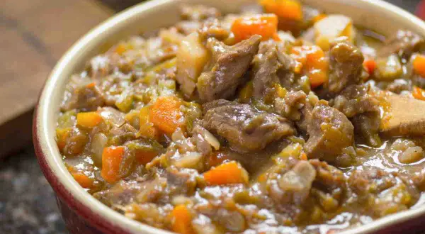 Agnello in umido con carote e patate, un piatto saporito e confortante, perfetto per scoprire come cucinare l'agnello in umido.