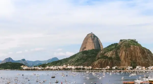 Widok na Zatokę Guanabara z górą Głowa Cukru. Zastanawiasz się, ile trwa lot do Rio de Janeiro?