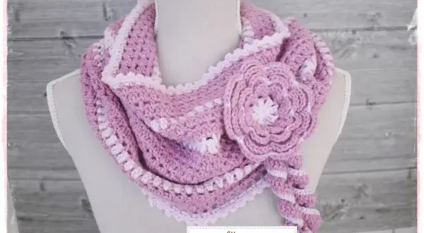Uncinetto: scaldacollo rosa con fiore decorativo. Schemi per creare questo accessorio caldo e alla moda.