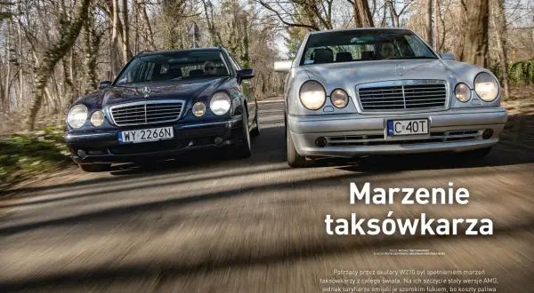 Dwa Mercedesy E Klasa W210 AMG jadące drogą wśród drzew. Jeden ciemny, drugi srebrny.