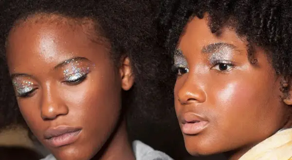 Due ragazze con un trucco scintillante sugli occhi, perfetto per un look da 18 anni. Glitter argentei e colorati illuminano le palpebre.