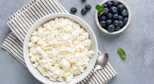 Ricotta di capra, un alimento leggero e nutriente. Scopri i suoi valori nutrizionali per una dieta sana e gustosa.