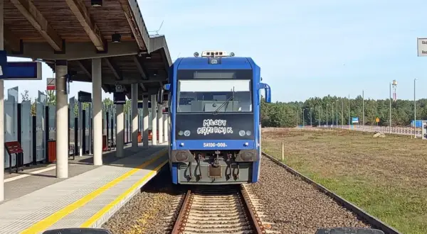 Niebieski pociąg "Młody Kopernik" na stacji w Warmia i Mazury.