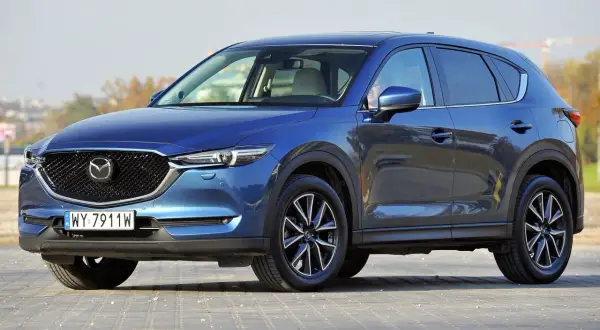 Niebieska Mazda CX-5 na forum dyskusyjnym. Jaki silnik wybrać? Zapytanie o silnik do Mazdy CX-5.