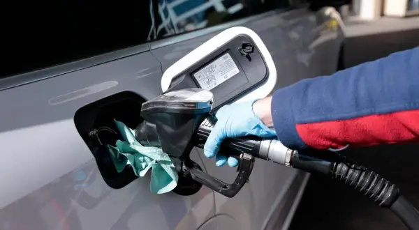 Czy benzyna przewodzi prąd? Zaskakująca prawda o właściwościach elektrycznych paliwa