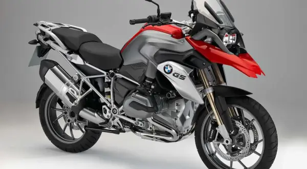 BMW GS 1200, z czerwono-srebrnym malowaniem, gotowy na przygodę. Sprawdź jego dane techniczne!