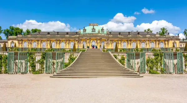 Sonniges Potsdam: Schloss Sanssouci mit langer Treppe lädt zum Erkunden ein. Was kann man in Potsdam machen? Hier!