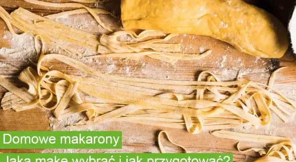 Domowe makarony: jak zrobić tagliatelle z ciasta na desce, posypanej mąką.