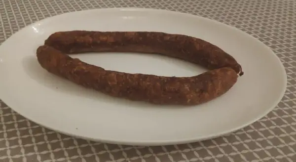 Kiełbasa podwawelska: Historia, skład, smak i przepisy