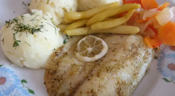 Pieczony mintaj z puree ziemniaczanym, fasolką i warzywami.