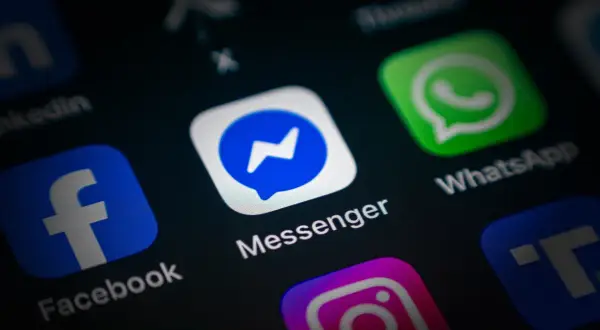 Ikona Messenger na ekranie telefonu. Dowiedz się, jak uruchomić Messenger w telefonie, by rozmawiać ze znajomymi.