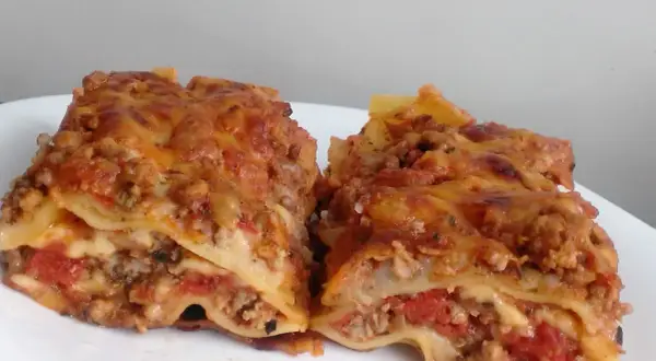 Lazania czy Lasagne? Obie formy poprawne! Jak ich używać?