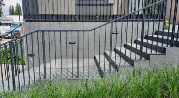 Nowoczesne schody zewnętrzne z metalową balustradą, idealne co na schody zewnętrzne.
