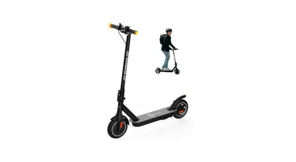 Zwarte bsp e volt urban ec10 step met verlichting. Een jongen rijdt op een identieke step op de achtergrond.