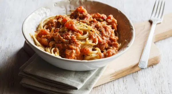 Eine Schüssel Spaghetti mit einer herzhaften, tomatigen Bolognese-Sauce. Perfekt für eine schnelle Bolognese nach einem langen Tag.