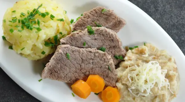 Zartes Tafelspitz-Rezept mit Kartoffelpüree, Apfelkren und Karotten.