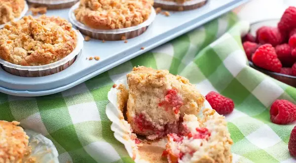 Muffins med hallon, en härlig smulpajsmuffins med saftiga hallon inuti. Perfekt till fikat!