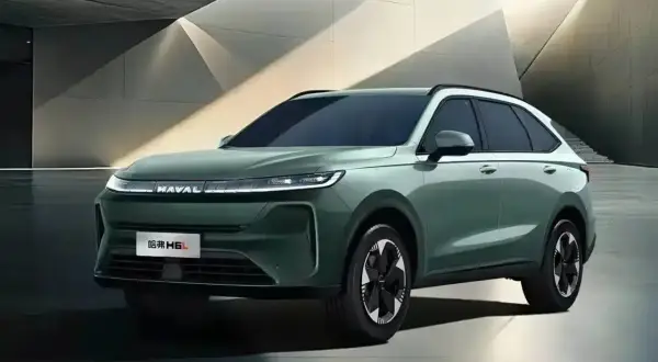 Nowy, zielony SUV Haval H6L prezentuje się nowocześnie na tle architektonicznych kształtów.