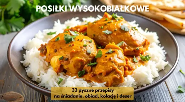 Danie z kurczaka w sosie curry z ryżem, posypane natką pietruszki.