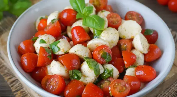 Tomaten-Mozzarella-Salat: Einfaches Rezept & Tipps für perfekten Geschmack