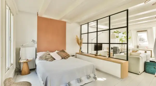 Clever 1-Zimmer-Wohnung: Das Bett wird durch eine Glaswand vom Wohnbereich abgetrennt.