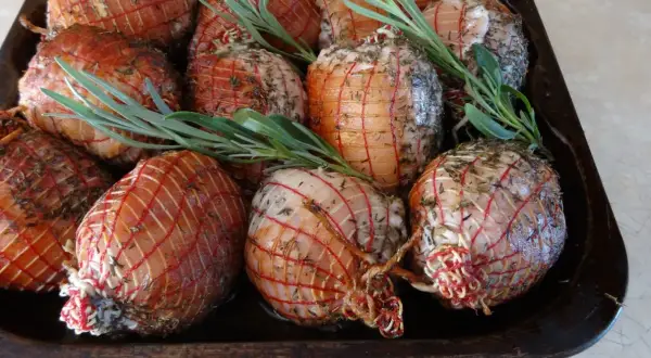 Golonka peklowana w siatce: soczysta i miękka. Przepis krok po kroku
