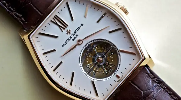 Reloj Vacheron Constantin con tourbillon que es una maravilla de la relojería, caja dorada y correa de piel marrón.